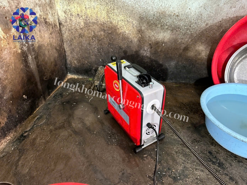 Nguyên lý hoạt động của máy thông cống lò xo với cơ chế xoắn dây lò xo Nguyên lý hoạt động của máy thông cống lò xo với cơ chế xoắn dây lò xo