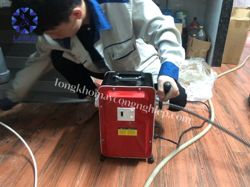 Gia đình 3–5 người sử dụng máy thông cống công suất phù hợp cho nhà ở