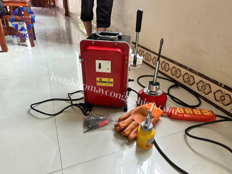 Thợ dịch vụ sử dụng máy thông cống GQ180A-900W xử lý tắc nghẽn nhanh chóng