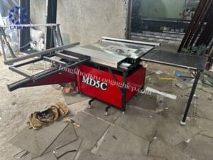 Điều chỉnh tốc độ đẩy phôi khi dùng máy cưa bàn trượt giúp giảm rung lắc