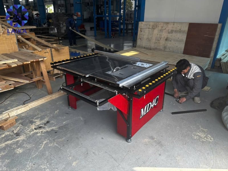 vệ sinh máy cưa bàn trượt mini sau mỗi lần sử dụng đúng cách