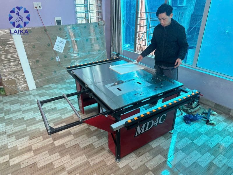 máy cưa bàn trượt tích hợp màn hình điều khiển thông minh hiện đại