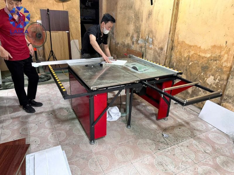 sử dụng lưỡi cưa không phù hợp gây mẻ cạnh gỗ trên máy cưa bàn trượt