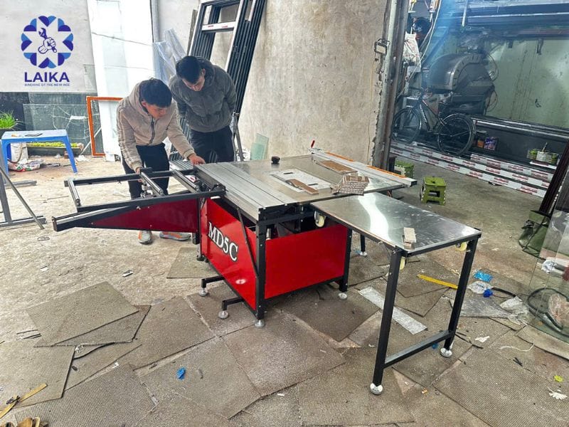 máy cưa bàn trượt là gì trong xưởng sản xuất gỗ