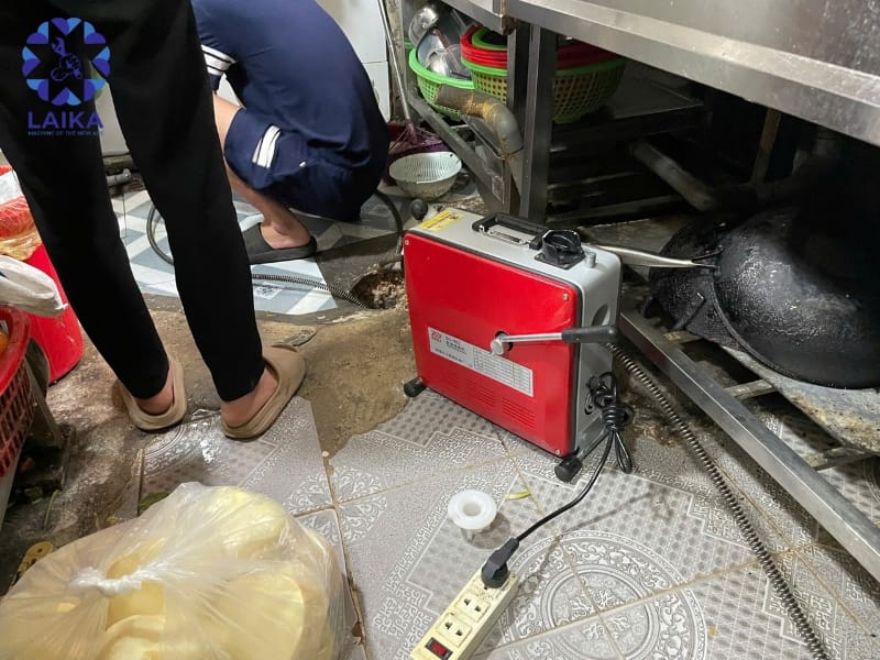 Nguyên nhân cống nhà vệ sinh tầng 2 bị tắc do tóc và rác thải sinh hoạt