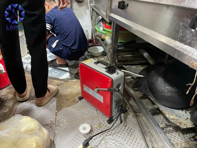 máy thông cống hoạt động như thế nào với cơ chế dây lò xo