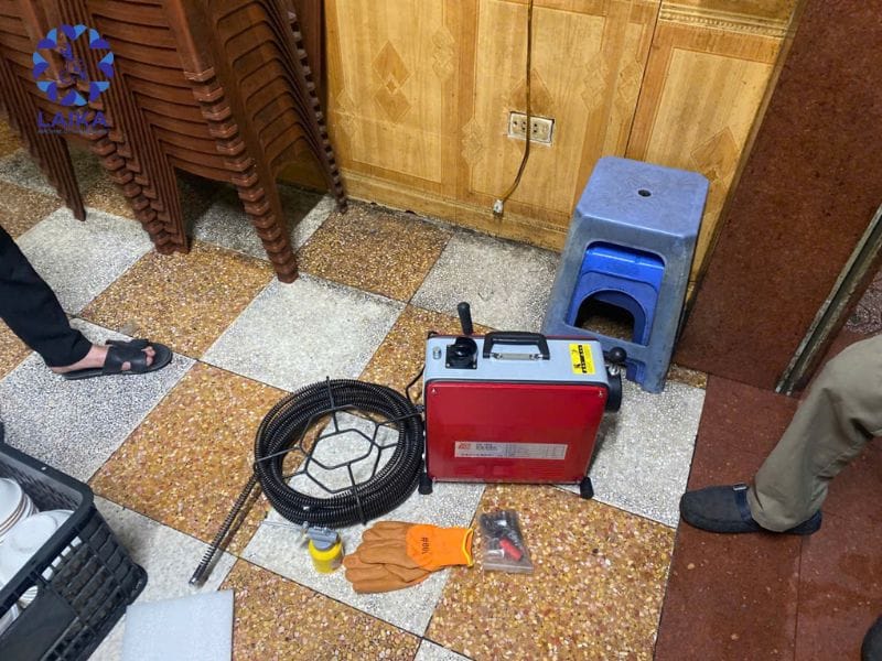 Thông cống nhà vệ sinh tầng 2 bằng pittong đơn giản hiệu quả tại nhà"