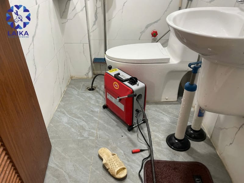 Dấu hiệu cống nhà vệ sinh tầng 2 bị tắc nước thoát chậm và ứ đọng