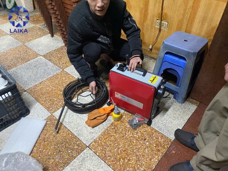 Dấu hiệu cống nhà vệ sinh tầng 2 bị tắc nước thoát chậm và ứ đọng