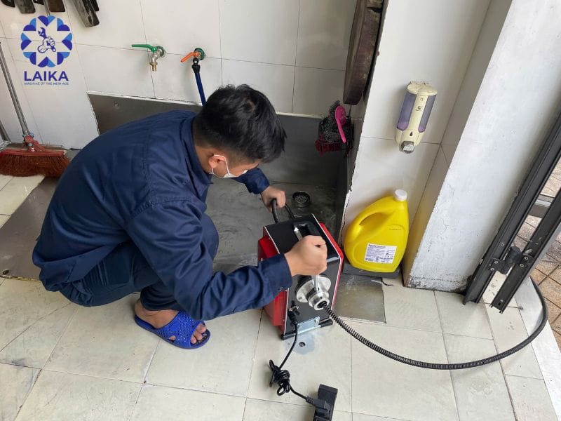 Chuẩn bị dụng cụ vệ sinh máy thông cống trước khi thực hiện