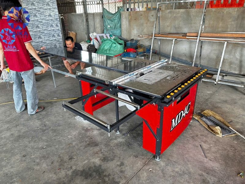 máy cưa bàn trượt căn chỉnh sai khiến góc cắt bị lệch