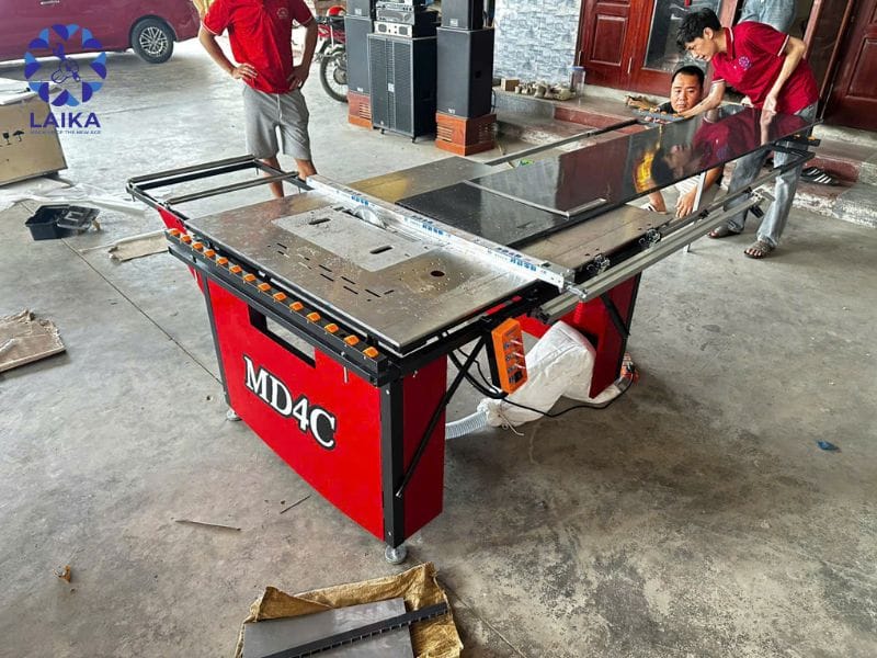 quy trình cắt góc 90 độ chuẩn xưởng bằng máy cưa bàn trượt