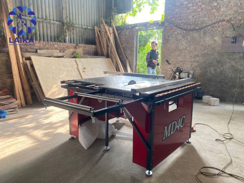 Máy cưa bàn trượt mini MD4C cắt ván công nghiệp chính xác tại xưởng khách hàng