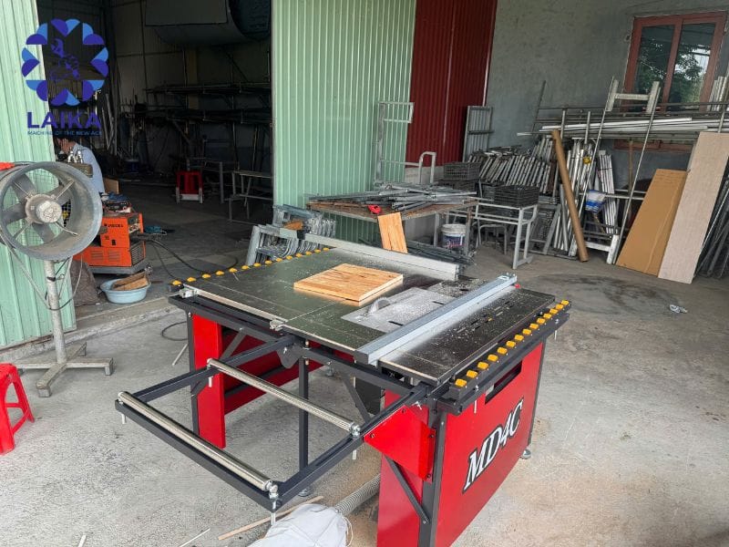 Quy trình cắt ván công nghiệp bằng máy cưa bàn trượt chuẩn xưởng
