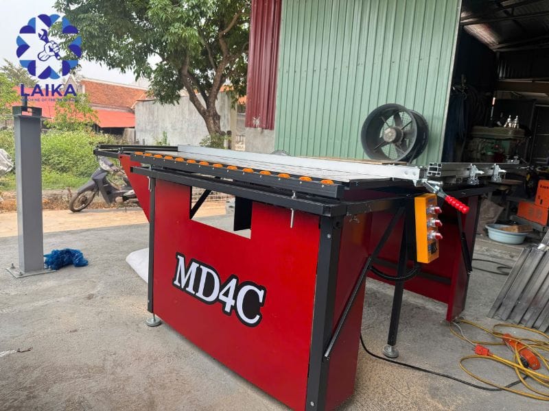 Máy cưa bàn trượt mini MD4C cắt ván công nghiệp chính xác tại xưởng khách hàng