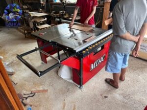 Cố định phôi gỗ khi dùng máy cưa bàn trượt giúp đường cắt chính xác