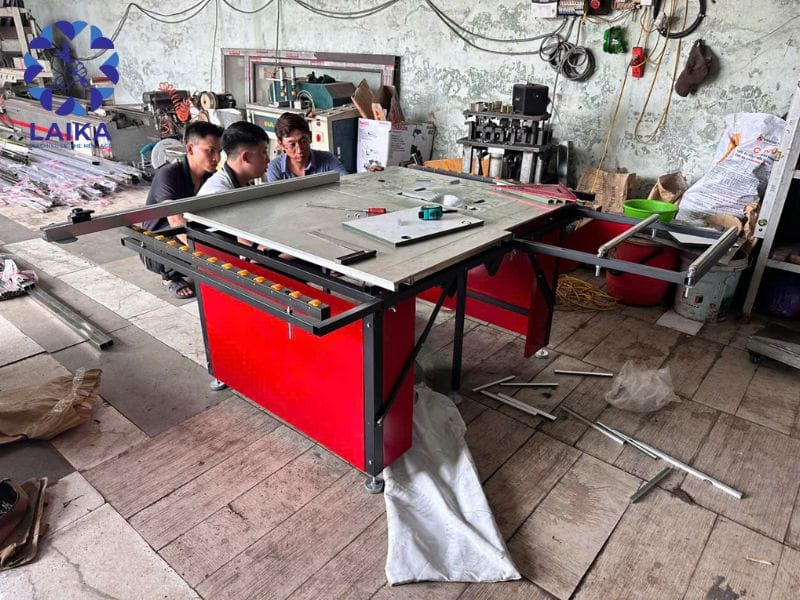 Căn chỉnh thước dẫn hướng máy cưa bàn trượt giúp đường cắt thẳng